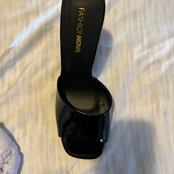 Black heels - Picture 2 of 3